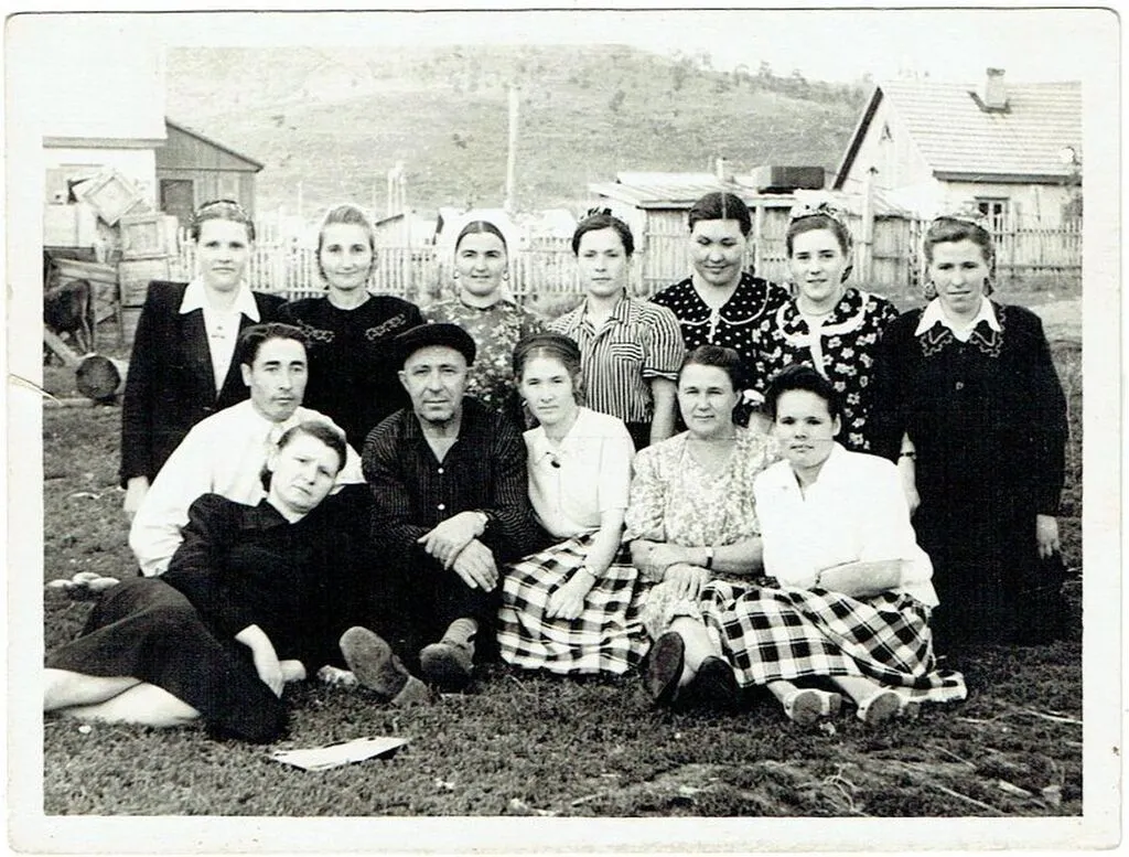 Директор Мурадымов Исмагил Махмутович с коллективом продавцов, 1953 г., г. Лениногорск